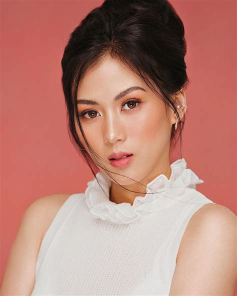 Alex Gonzaga .